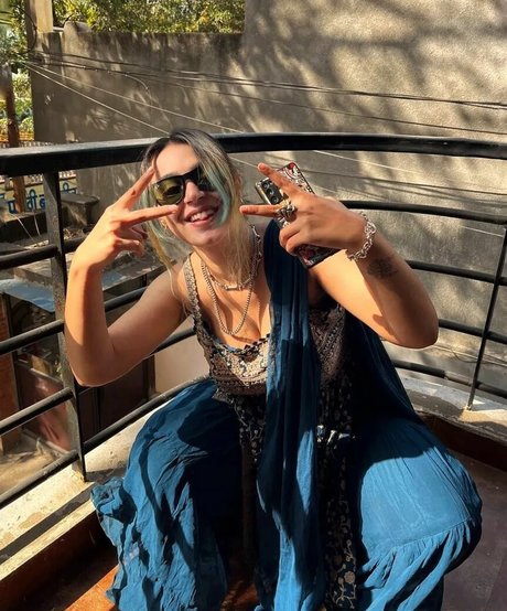 anxious sifigshid nude model photos