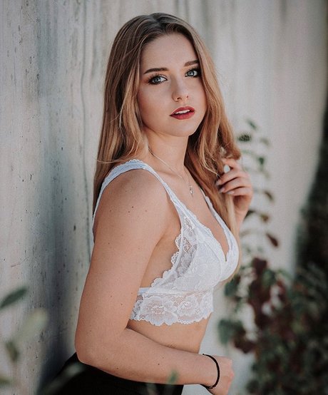 melaniehfl sexy model image