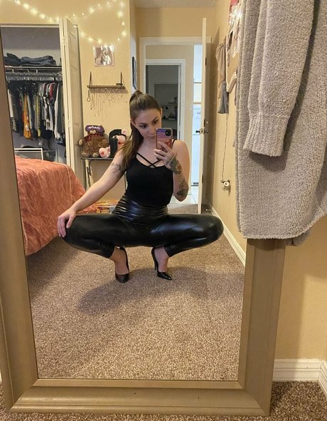 mollymaeve naked model picture