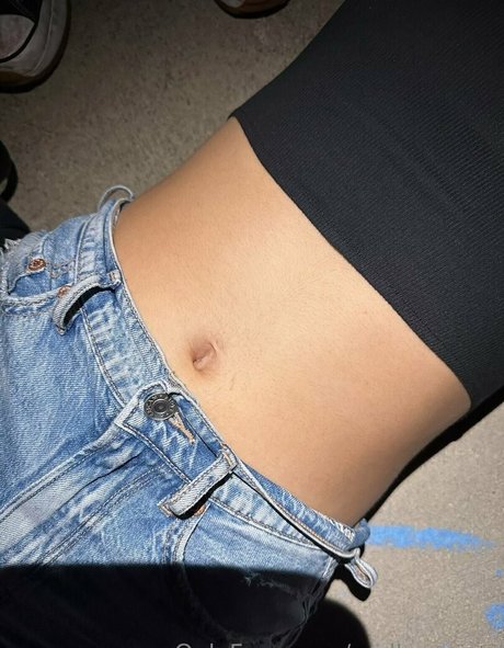 mollymaeve model hot pics