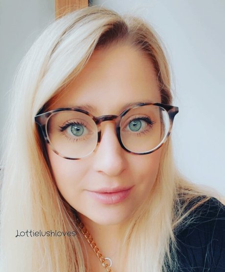 lottielushloves porn actress image