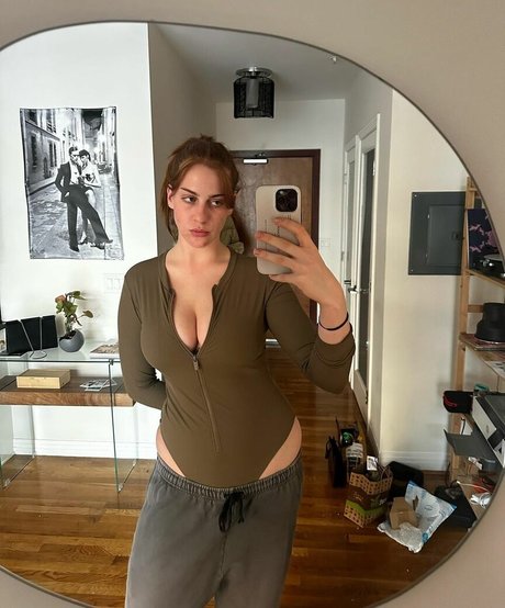 Tati Bruening pretty model picture