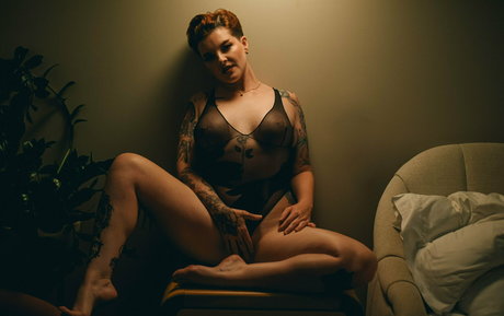 rosamagnoliaxo model top image