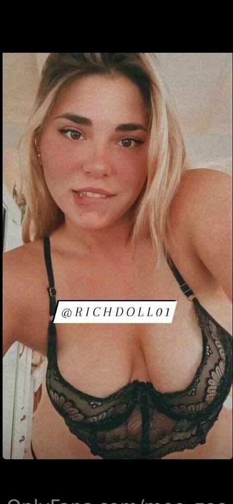 mee zee sex model photos