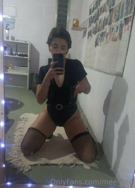 mee zee free model pictures