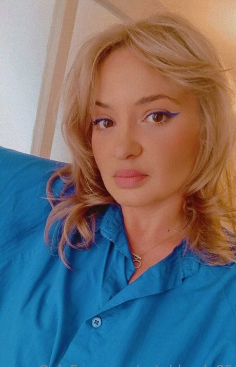 cuteblonde85 sexy actress picture