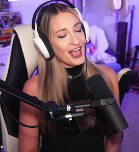 BasicWitGirl nude star photo