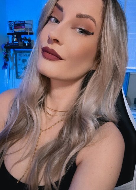 BasicWitGirl star photo