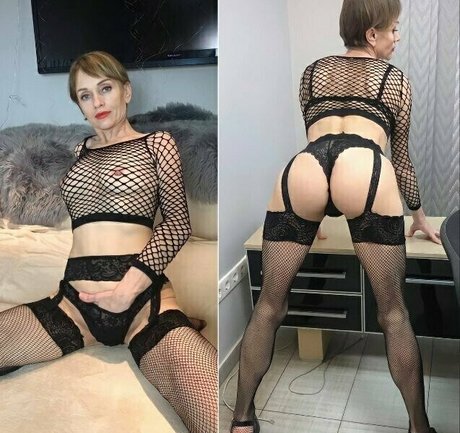 mollypeachess model naked photo