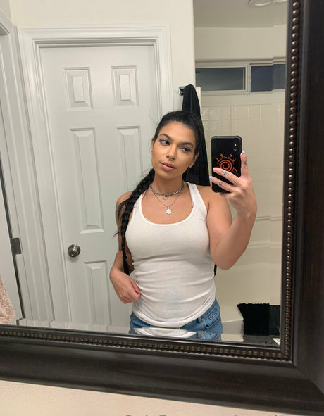 torothadon model nude photo