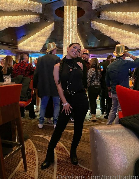 torothadon erotic model photo