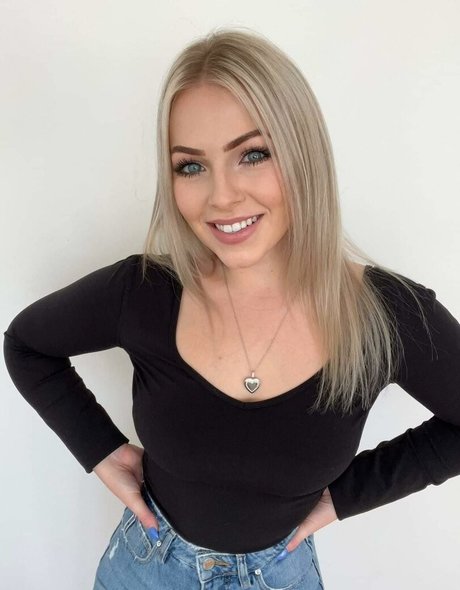 Yourfavblondexxx naked model photo