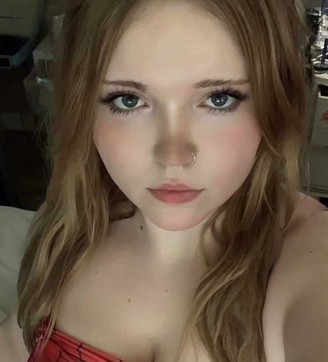 yourstrulysav top model picture