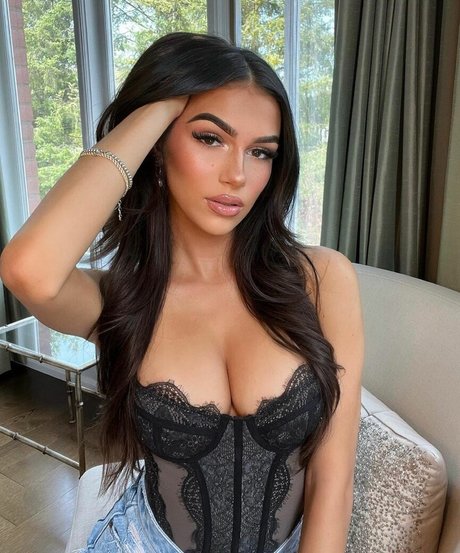 Julia Merekoulias hot model photo