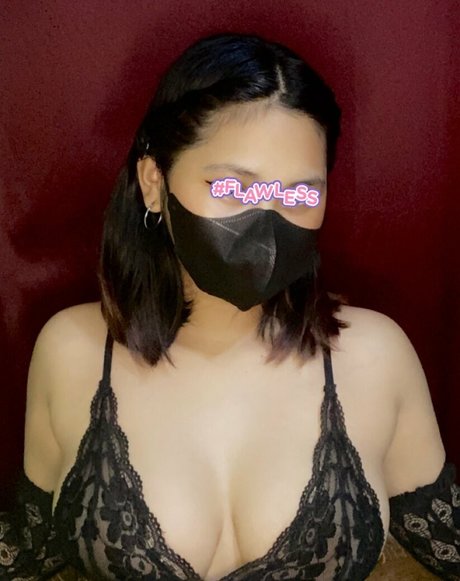 Strwbrrsh nudes model img