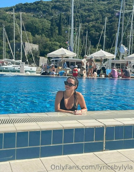 lyricsbylyla nude model picture