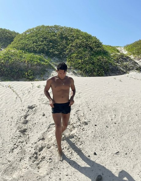 officailarq naked actress picture