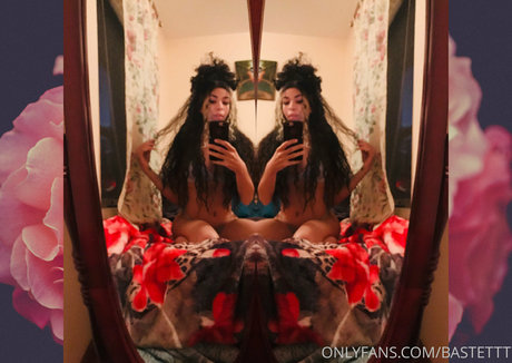 lolaqueencobra pretty model pics