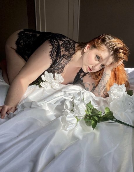 ivydelacourte pretty model image