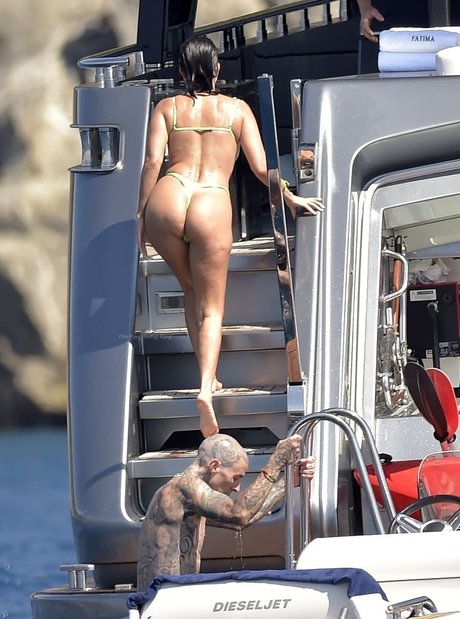 Kourtney Kardashian model pretty pics