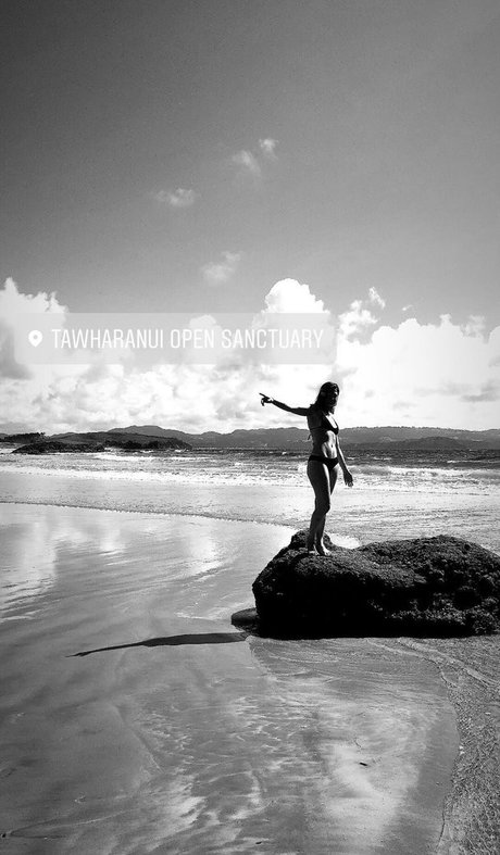 Bonnie Wright nudes model pictures