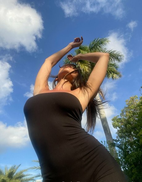 erisonice pretty model pic