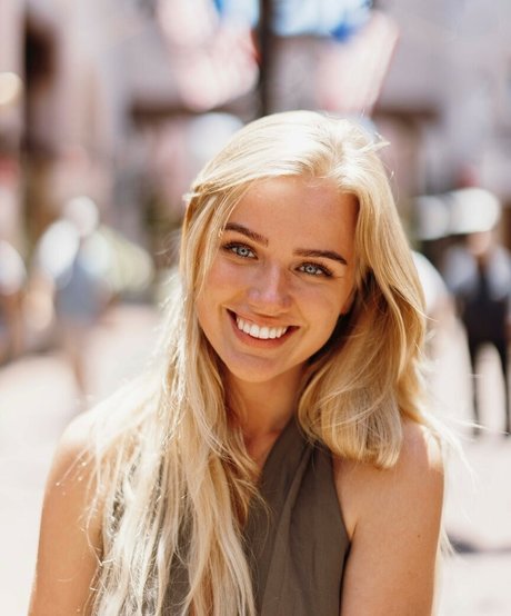 Eva Vlaardingerbroek sexy pornstar pics