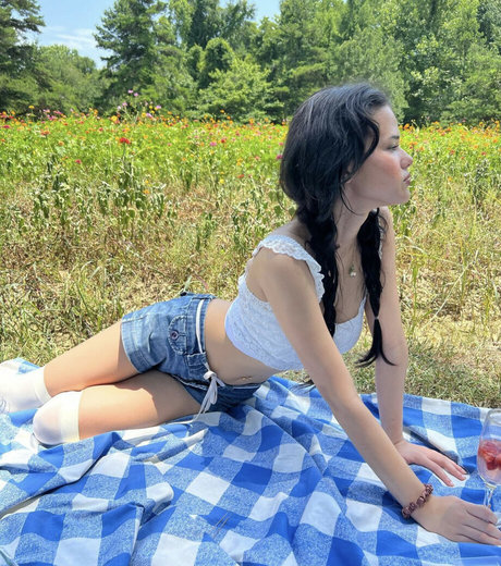 Becaguava xxx model image