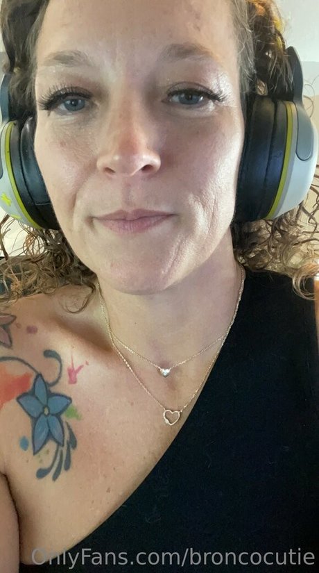 Broncocutie pornstar exclusive picture