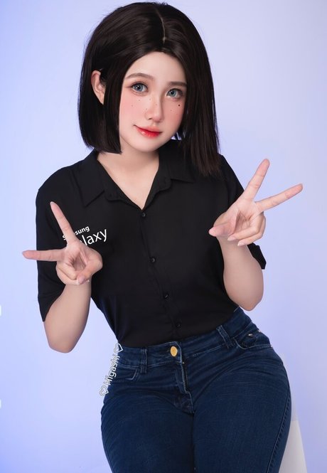 Higashi model hot photo