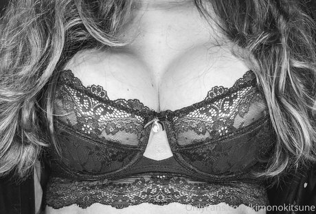 kimonokitsune model nude images