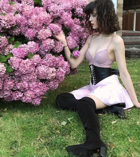 Mina Bell nude actress gallery