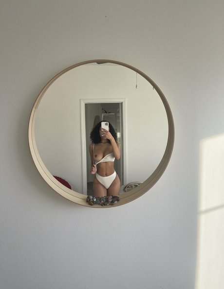 Uhhliar star nudes archive