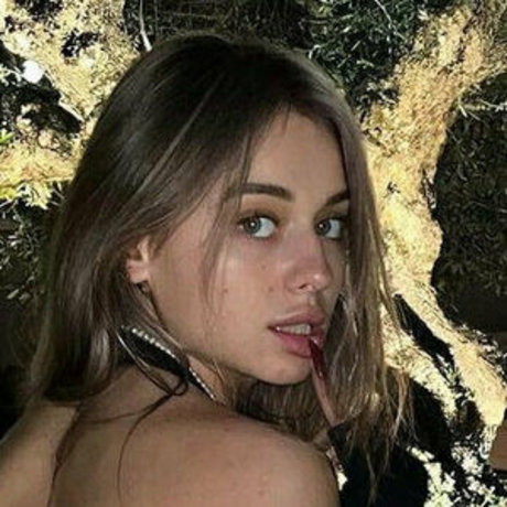 vvanessa v pretty model pic