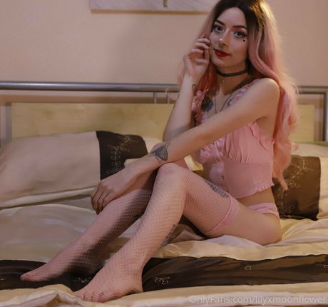 Lily Moonflower model naked pic