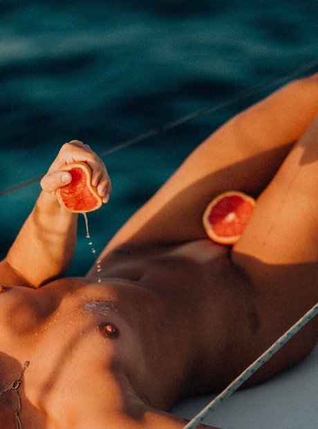 Loowky naked model image