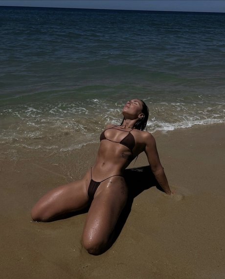 Loowky free model picture