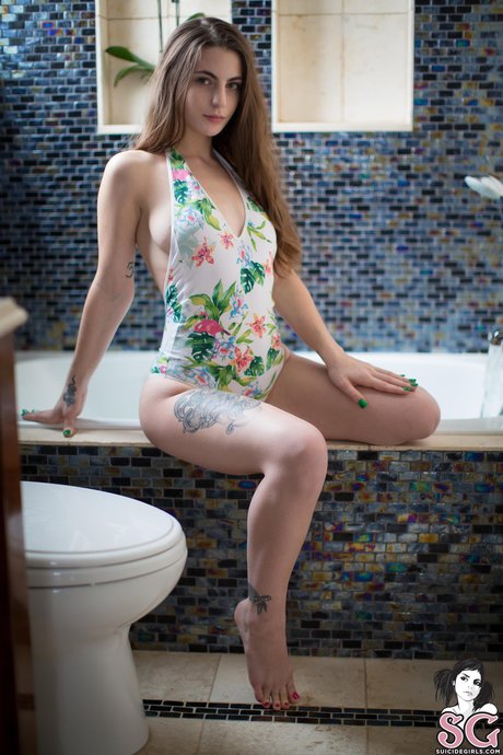 LunaBenna model nude image