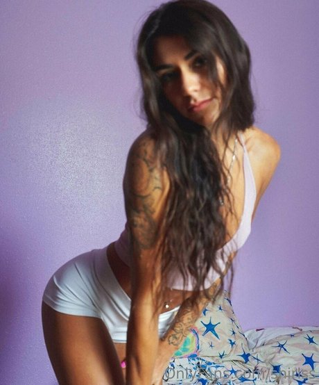 Shirlss free model img