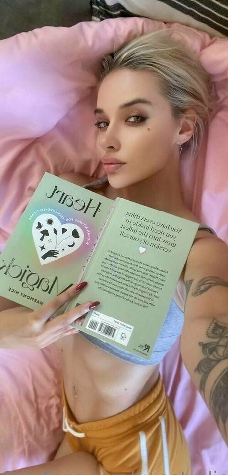 Sweet Aliceee naked star photo