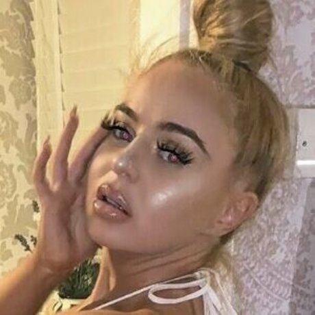 Esmee Dream pornstar hot pics