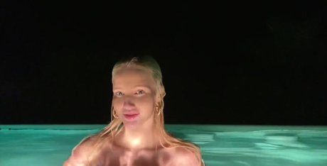 Linsey99 adult actress images