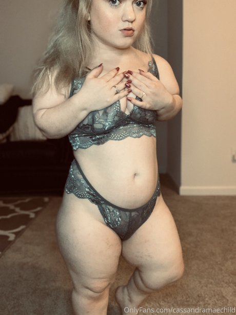 _Cassandra Mae Davis model hot picture