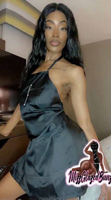 MizzGlazedBunz naked model image