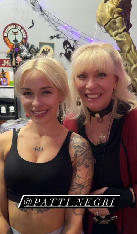 lindseyparanormal model pornographic pic