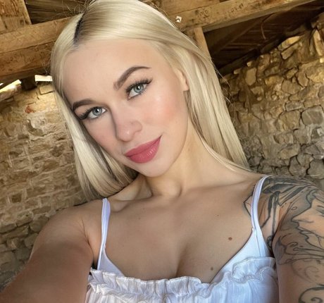 lindseyparanormal hot star picture