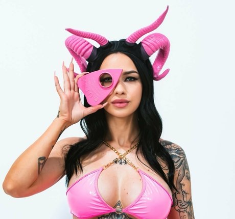 lindseyparanormal model naked gallery