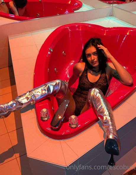 escobutt beautiful model photo