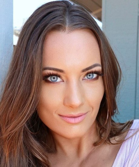 Britney Marie art model photo