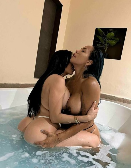 Mujer Luna Bella adult model galleries